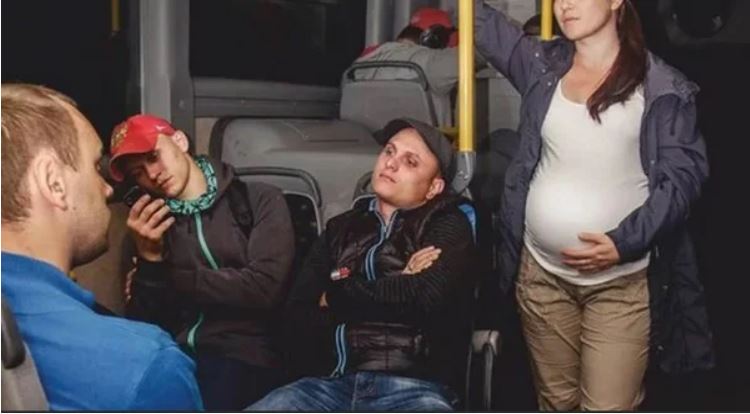 нужно ли уступать беременным место в автобусе